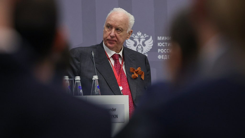 Преступная активность среди детей мигрантов с начала 2025 выросла на 13%, сообщила пресс-служба Следственного комитета РФ по итогам совещания по вопросам расследования преступлений, совершенных несовершеннолетними. В ведомстве отметили, что этот вопрос вызывает серьезную озабоченность. В прошлом году этот показатель увеличился на 8%. При этом в 2024 на 82% возросло число особо тяжких преступлений подростков-мигрантов. Кроме того, глава СК Александр Бастрыкин отметил рост числа всех криминальных проявлений подростков на четверть с 7 630 до 9 522 по итогам четырех месяцев 2025. Также, по его словам, в 1,5 раза увеличилось число тяжких и особо тяжких преступлений несовершеннолетних. В СК считают, что такое поведение подростков может быть обусловлено отрицательным примером взрослых, имеющих преступный опыт. В последнее время также распространились преступления, вызванные негативной информацией в интернете и вовлечением подростков в криминальную деятельность через мессенджеры. По итогам встречи Бастрыкин поручил руководителям региональных управлений проанализировать состояние подростковой преступности и наметить шаги по нейтрализации негативных факторов. На Петербургском международном юридическом форуме председатель СК сообщал, что в I квартале 2025 мигранты совершили в 2,7 раза больше преступлений террористической направленности, чем за аналогичный период прошлого года. По итогам января-марта текущего года число преступлений, которые совершили иностранные граждане в России, выросло на 15%. В 2024 следователи возбудили 918 дел о преступлениях должностных лиц в сфере миграции. Бастрыкин заметил, что это число значительно больше, чем в 2023.