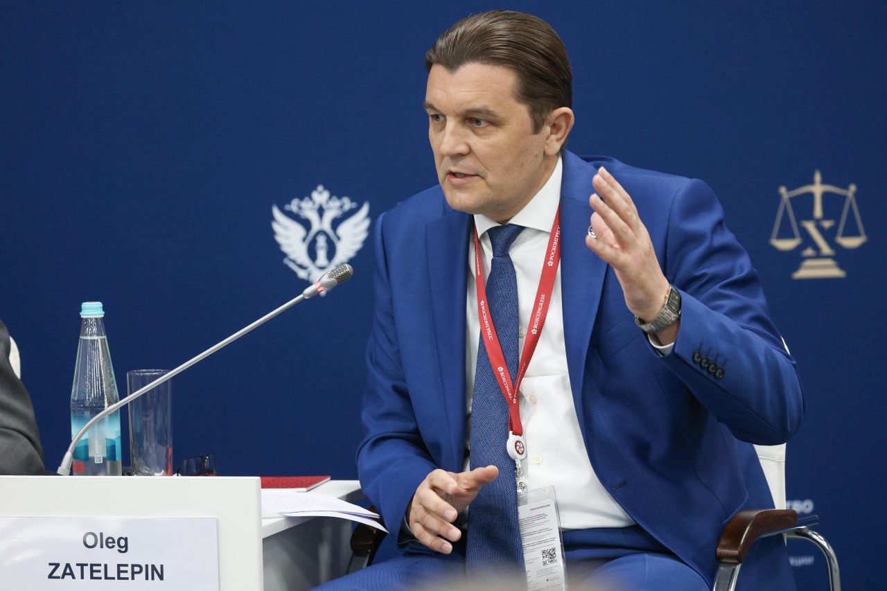 Избран новый секретарь Пленума Верховного Суда Верховный суд избрал Олега Зателепина секретарем Пленума Верховного суда Об этом сообщает РБК С 2013 года эту должность занимал Виктор Момотов который ушел в отставку после громкого судебного процесса по иску Генпрокуратуры об изъятии имущества на сумму 9 млрд рублей Олег Кимович Зателепин судья Судебной коллегии по уголовным делам Верховного Суда России доктор юридических наук профессор кафедры уголовного права Военного университета имени князя Александра Невского Министерства обороны России полковник юстиции в запасе Родился в г Душанбе Таджикской ССР 24 июля 1965 года В 1982 году закончил Калининское сейчас Тверское Суворовское военное училище в 1986 Минское высшее военно политическое общевойсковое училище В 1994 году с красным дипломом окончил военно юридический факультет Военного университета Военную службу проходил на офицерских должностях в Группе советских войск в Германии Западной группе войск Туркестанском и Московском военных округах В 1997 году после окончания адъюнктуры назначен на должность преподавателя кафедры уголовного права и процесса Военного университета прошел путь до начальника кафедры Уволен с военной службы в 2009 году За период прохождения военной службы награжден медалями С 2016 года член Высшей экзаменационной комиссии по приему квалификационного экзамена на должность судьи В 2022 году был награждён Орденом Дружбы В 1999 г защитил кандидатскую диссертацию на тему Объект преступления против военной службы Докторская диссертация посвящена вопросам уголовно правовой охраны военной безопасности России 2013 В Верховном Суде работает с 2014 года специально для наших читателей отыскали детальную биографию но коллеги из других каналов как обычно скопипастят у нас и выдадут за своё Поэтому источник не ставим пока в конце дня разместим Просто факт Обязательно посмотрите интервью Moscow Lawyers РАПСИ которое Олег Кимович дал в 2024 году Кстати он в основном говорит про Искусственный интеллект Анонимный Молотников Читайте нас в MAX