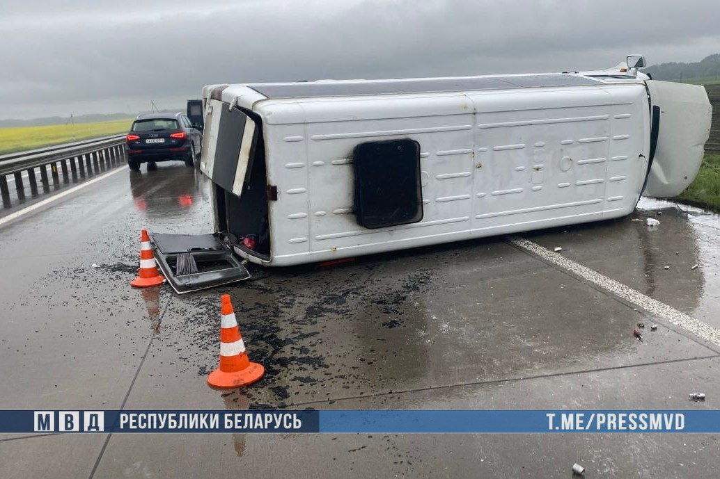 Минщина: ДТП с маршруткой Сегодня в Смолевичском районе 51-летний водитель маршрутного такси Mercedes на автодороге Р-53 "Слобода-Новосады" при движении в направлении Минска, по предварительной информации, не учел погодные условия, не справился с управлением и совершил наезд на разделительное ограждение. Транспортное средство опрокинулось. На момент происшествия в микроавтобусе находились семь человек, трое из которых сейчас в больнице. На месте ДТП работают сотрудники ГАИ, МЧС, следственно-оперативная группа. #ДТП Подпишись — Минская правда MLYN.by