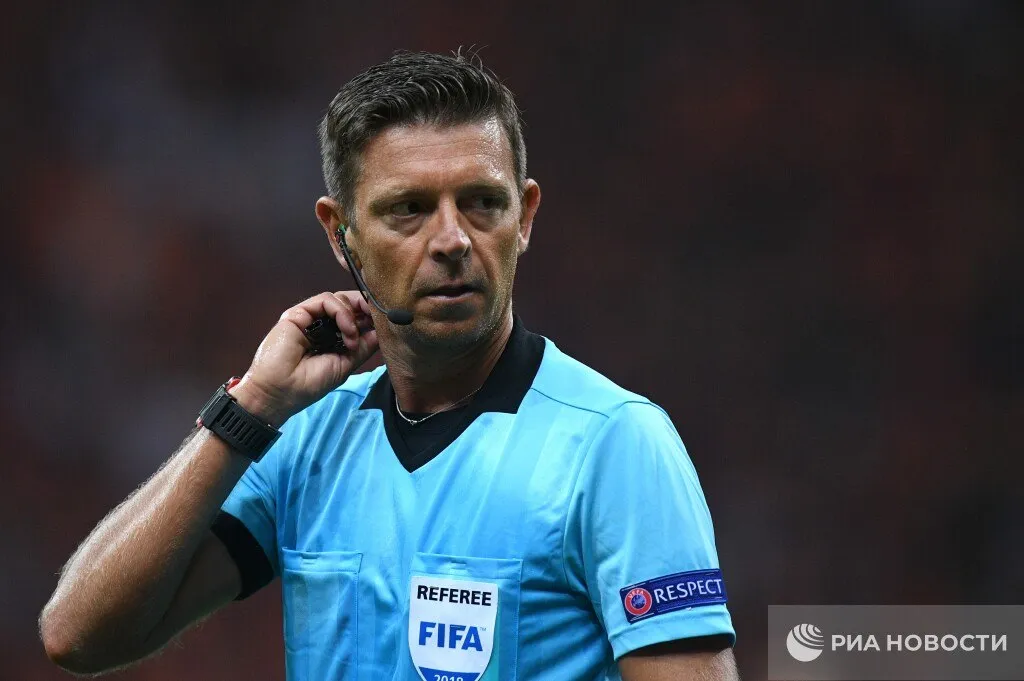 Глава судейской комиссии FIGC Джанлука Рокки покинул пост из за подозрений в мошенничестве Бывший судья занимался назначением арбитров на матчи Серии А и Серии B Прокуратура Милана начала расследование в отношении Рокки подозревая его в оказании давления на видеоассистентов VAR в матчах этих дивизионов в течение последних двух сезонов сообщает La Gazzetta dello Sport Это болезненное и трудное решение принятое вместе с моей семьей призвано обеспечить беспрепятственное проведение судебного процесса из которого я уверен выйду невредимым и еще сильнее чем прежде Я жду дальнейших событий которые надеюсь вскоре прояснят мою позицию приводит слова Рокки агентство ANSA Подписывайтесь на РИА Новости Спорт в Mакс