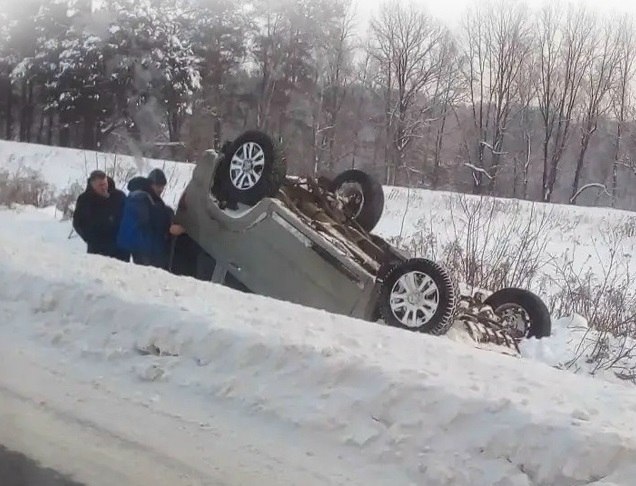 Водитель и контролер калужского автобуса спасли трех человек попавших в ДТП Управление Калужского троллейбуса выразило благодарность водителю автобуса этого предприятия Виктору Баринову и контролеру Владимиру Глюзю 17 января выполняя рейс по маршруту 41 они стали свидетелями в кювет съехала и перевернулась легковушка Виктор Баринов остановил автобус и вместе с Владимиром Глюзем бросился на помощь пострадавшим Мужчины не теряя ни минуты начали руками разгребать снег чтобы открыть двери автомобиля и освободить пассажиров В это время подоспели ещё неравнодушные люди рассказали в УКТ В результате были спасены три человека мужчина женщина и ребенок Никто из них серьезных травм не получил