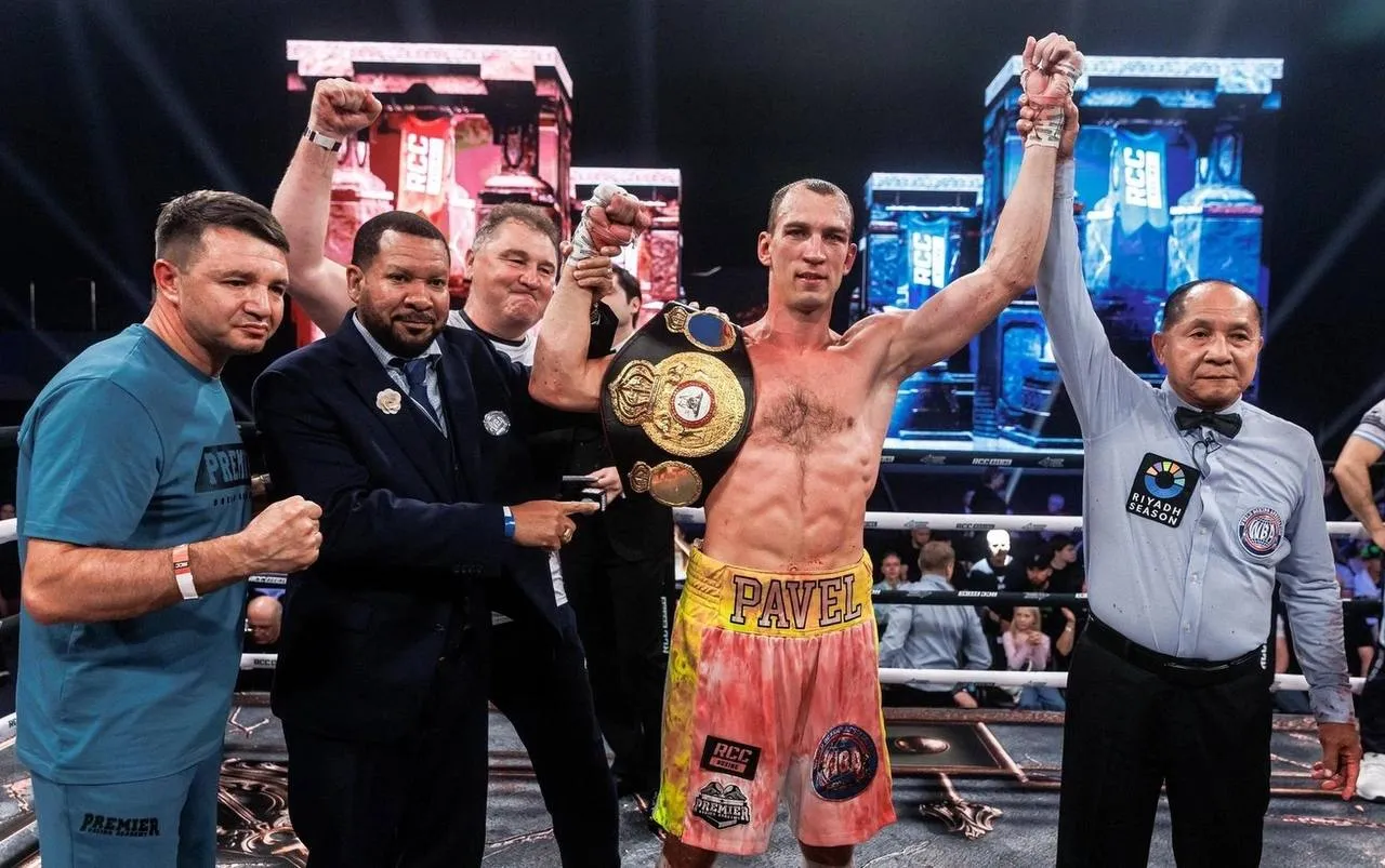 Российский боксер Павел Силягин сразится за титулы чемпиона мира IBF и IBO в Канаде 9 апреля в канадском Монреале Павел Силягин выйдет на ринг за два мировых титула во втором среднем весе до 76 2 кг Его соперник кубинец Ослейс Иглесиас пока тоже непобежденный 14 побед в 14 боях 13 из которых нокауты Павел представляет уральскую промоутерскую компанию RCC Boxing Promotions созданную РМК С 2020 года он не знает поражений 16 побед одна ничья семь досрочных завершений боев Сейчас он занимает 7 е место в топ 15 IBF сочетая русскую школу бокса с тактической точностью Поединок покажет Матч Боец 16 трансляция начнется 10 апреля в 01 35 по Москве а бой Силягина стартует около 06 00 время может смещаться из за досрочных завершений предыдущих поединков E1 Афиша теперь в MAX