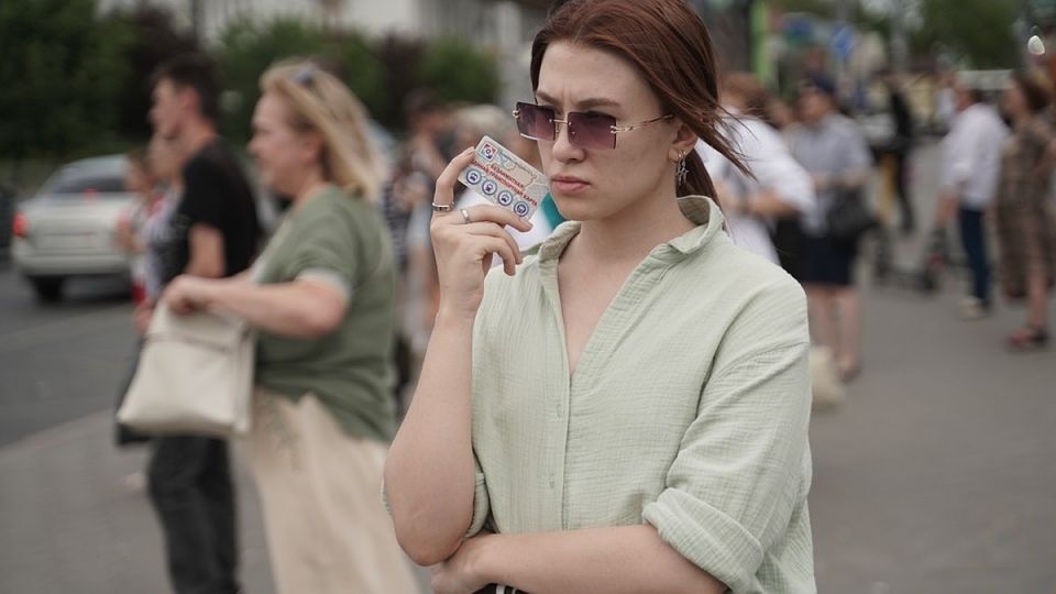 В симферопольском транспорте перестанут принимать наличные С 1 февраля 2026 года в Симферополе введут транспортную карту для оплаты проезда наличные приниматься не будут Об этом сообщили в пресс службе городской администрации На маршрутах которые обслуживает ГУП РК Крымтроллейбус будет действовать исключительно безналичная система оплаты проезда Сделать это в частности можно будет с помощью транспортной карты Наличная оплата проезда с этой даты приниматься не будет говорится в сообщении Сейчас транспортная карта выпускается в трех вариантах 300 600 и 900 рублей Сама карта стоит 50 рублей С 30 января транспортные карты доступны по адресам автостанция Западная ул Севастопольская 243 автостанция Восточная ул Самохвал Подробнее