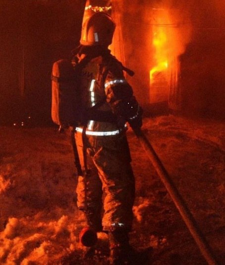 Омский губернатор сообщил что при пожаре в Ростовке пострадавших нет В поселке Ростовка Омского района зафиксирован пожар По одной из версий произошла утечка газа из газопровода что привело к возгоранию В настоящее время как сообщил губернатор Омской области Виталий Хоценко на месте работают специалисты оперативных служб По предварительной информации пострадавших в результате ЧП нет