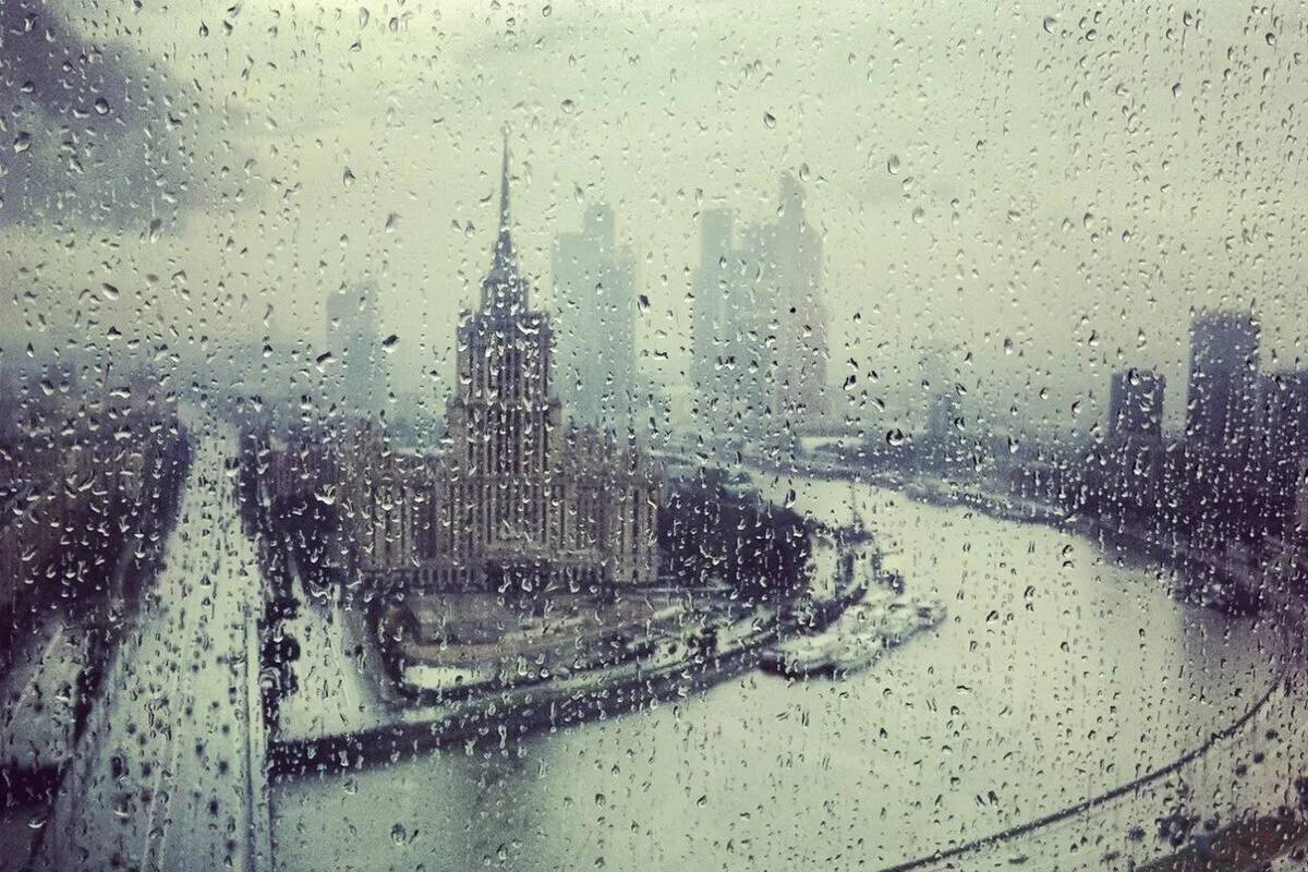 Завтра в Москву придёт осень с ливнями, аномальным холодом и штормовым ветром, — синоптики Интенсивные дожди с грозами зарядят уже сегодня во второй половине дня. За предстоящую неделю в Москве прольётся до 42 мм осадков — половина месячного объёма. В Подмосковье — до 60 мм осадков. Сильнее всего будет лить в ближайшие трое суток