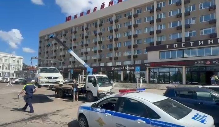 Паркуюсь как хочу за час в центре Благовещенска эвакуировали три иномарки Накануне 20 августа в Благовещенске у гостиницы Юбилейной за один час сотрудники ГИБДД эвакуировали три иномарки водители которых нарушили правила стоянки Комментарий региональной Госавтоинспекции на сайте   asn24 ru news society 138817 Фото архив gibdd28 общество