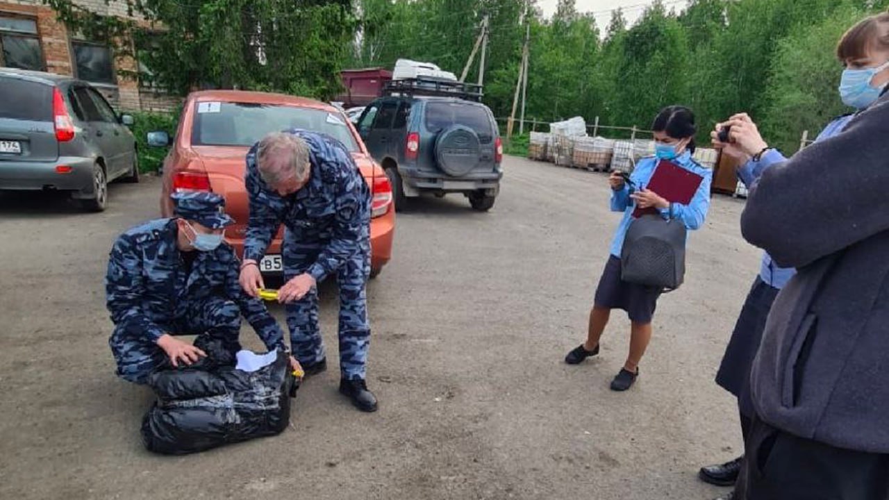 В Челябинской области уничтожили 22 кг санкционного сыра Импортную продукцию, которая запрещена к ввозу и обороту на территории страны, изъяли сотрудники Карталинской транспортной прокуратуры, Россельхознадзора и таможни. Сыры отправили в печь, на предпринимателя завели административное дело. Статья — несоблюдение запретов и ограничений на ввоз товаров в Российскую Федерацию. Фото: телеграм-канал Уральской транспортной прокуратуры Вести Южный Урал Челябинск