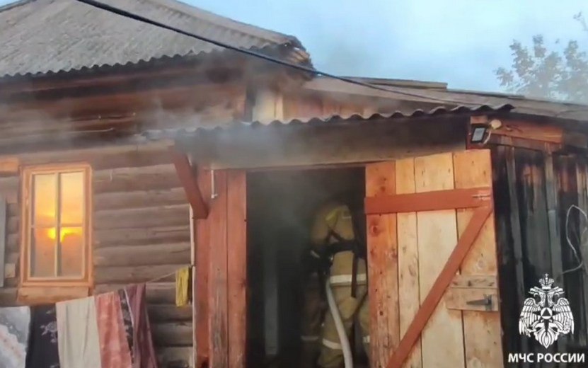 Пожар в Грахово  Дом многодетной семьи загорелся в селе Грахово в Удмуртии. К счастью, ни родители, ни пятеров детей не пострадали.  Причины устанавливаются.  Фото: пресс-служба ГУ МЧС по Удмуртии    #Удмуртия #Ижевск