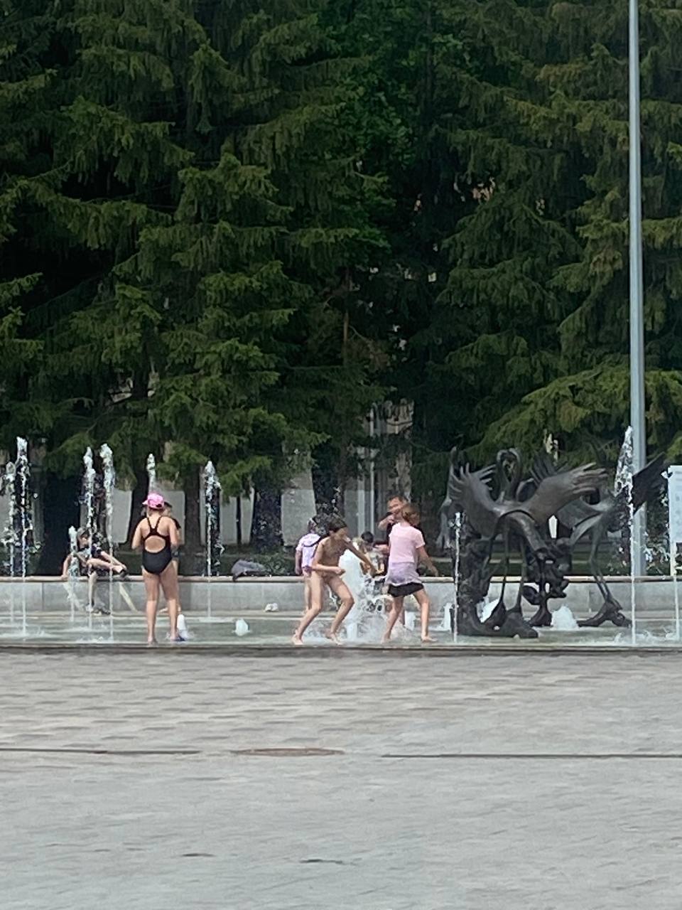 За купание в фонтанах, которые являются элементами благоустройства города, могут оштрафовать В уфимской мэрии напомнили, что денежное наказание за само купание возможно в сумме от 500 до 1000 рублей, также родителям могут выписать штраф от 2000 до 3000 за нарушение обязанностей по воспитанию детей. Честно говоря - подписывайтесь