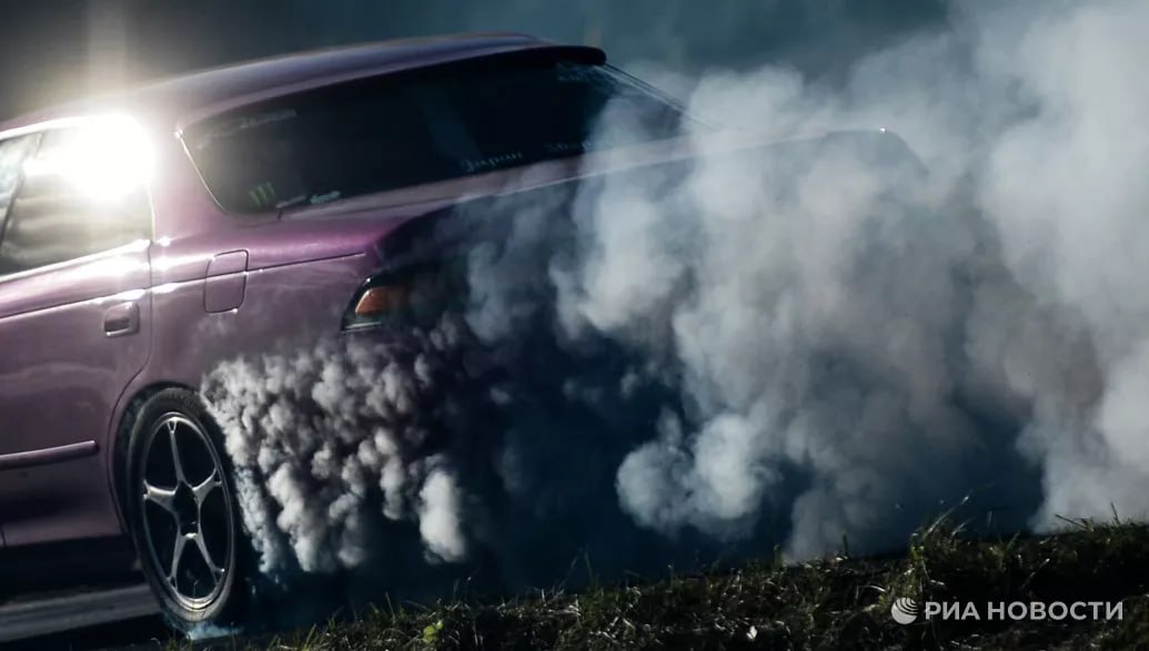 Юрист Екатерина Нечаева рассказала читателям РИА Новости что грозит водителям за дрифт на дорогах  Водителю грозит до 2 лет лишения свободы или штраф 300 тыс рублей если во время дрифта на дороге по его вине оказались в опасности или пострадали другие водители а также пешеходы  За создание помехи другим авто может грозить административный штраф до 10 тыс рублей  Лишить водительских прав и выписать штраф до 7 5 тыс рублей могут лихачу если машина из за этого выехала на встречную полосу  А за дрифт на пешеходном переходе грозит штраф до 2 5 тыс рублей Подписаться на РИА Новости экономика Все наши каналы