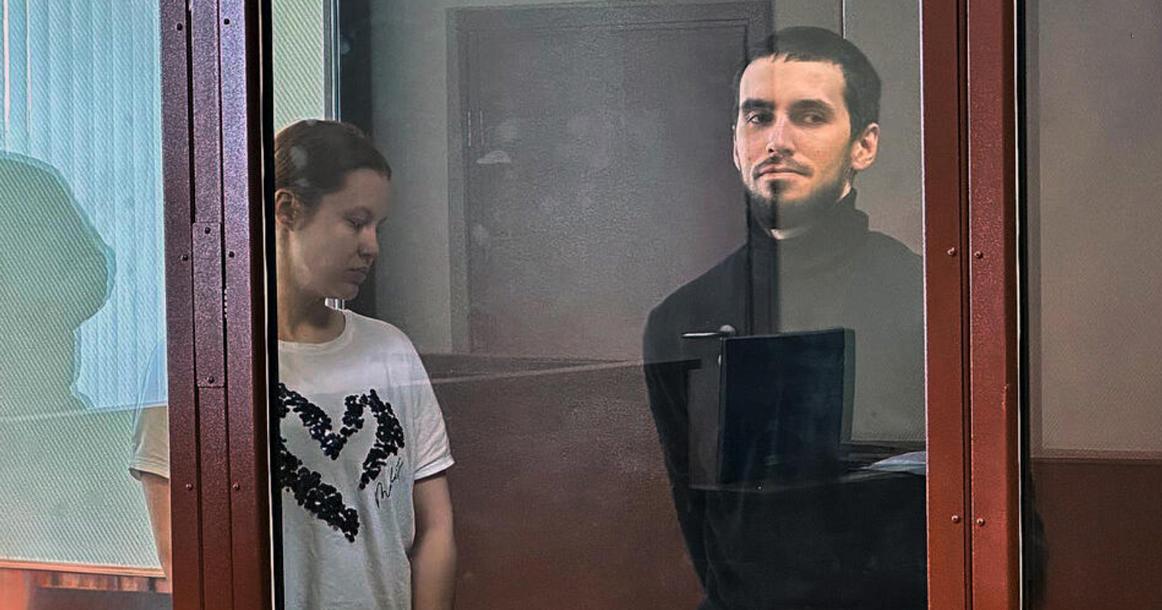 Суд в Москве дал по 3,5 года колонии вандалам, нарисовавшим пентаграммы на двери военкора Трушнина Сам инцидент произошел еще в октябре 2023 года: на входную дверь и на пол перед входом в квартиру военного корреспондента «Известий» Валентина Трушнина в Коммунарке неизвестные нанесли красной краской две пентаграммы, а рядом расставили свечи. Внутри каждой фигуры была изображена голова свиньи. Злоумышленников вскоре задержали — ими оказались Светлана Агибалова и Владислав Ремнев, состоявшие в отношениях. В ходе следствия выяснилось, что пара оставляла такие же знаки и у других военных корреспондентов — в частности, у спецкора ВГТРК Андрея Медведева и журналиста «Первого канала» Дмитрия Кулько. Сегодня Щербинский районный суд вынес приговор. Агибалову и Ремнева признали виновными в вандализме и воспрепятствовании законной профессиональной деятельности журналистов. Каждый получил по 3,5 года колонии, об этом сообщает ТАСС. Изображение свиньи на пентаграмме оказалось не случайным. Осенью 2023 года велась активная кампания против военкоров: журналистам и экспертам информационных агентств подбрасывали под дверь отрубленные свиные головы. В числе тех, кто получил такие «послания», — сотрудники РИА Новости Константин Сивков и Тимофей Сергейцев, а также фотокорреспондент ТАСС Михаил Терещенко. Фото: скриншот видео Юлии Бобрышевой / РЕН ТВ