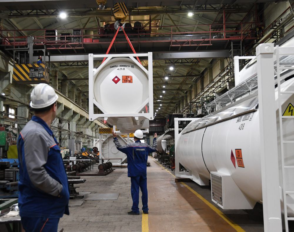 Газ в капсулах «Криомаша» Уралкриомаш поставил первую партию облегченных 40-футовых контейнеров-цистерн отечественного производства. Оборудование предназначено для транспортировки и временного хранения сжиженных углеводородных газов СУГ по заказу «Газпром гелий сервис». Модель КЦ-44/1,8 позволяет перевозить до 18 тонн продукции при температуре от -40°С до +50°С. Цистерны адаптированы для автотранспорта, железнодорожных платформ и морских судов. Цистерна была разработана за все за два года: от подписания соглашения в 2023 года – до серийного производства в 2025-м. «Уралкриомаш» – на сегодняшний день единственный в России производитель контейнеров-цистерн в таком габарите. Кстати, «Газпром гелий сервис» использует для перевозки тягачи, работающие на сжиженном природном газе, что делает транспортировку газа еще более экологичной #КонцернУВЗ #Уралкриомаш
