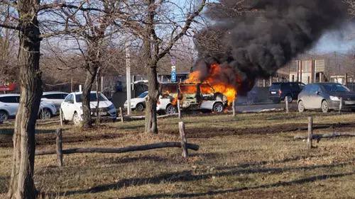 В парке птиц «Малинки» сегодня вспыхнул пожар: там загорелся автомобиль.   Оказалось, что на территории парка вспыхнула машина Volkswagen Transporter. Огонь распространился на четыре квадратных метра. Уже в 14.22 пожар был потушен.   Пострадавших не было. Причина возгорания пока не известна, подробности инцидента уточняются.        RostovGazeta