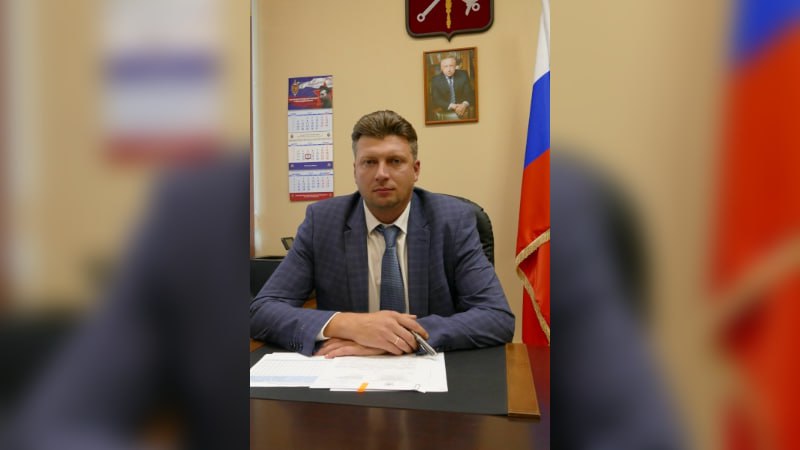 Под грохот обрушений: Максим Романцов стал новым врио главы Центрального района Петербурга Максим Романцов назначен врио главы Центрального района Петербурга. Он сменил Александра Векслера, который продержался около года. Проблемы района – хронические: изношенный жилфонд и проблемы с ЖКХ. В ноябре прошлого года руководителя местного Жилкомсервиса оштрафовали на 25 тыс. рублей за плохое состояние 17 домов. А в октябре гендиректора той же УК задержали за взятку в 200 тыс. рублей. При этом лепнина с исторических домов падает исправно, например, как на Кирочной чуть меньше месяца назад. Подробности в нашем материале ТОЧКА