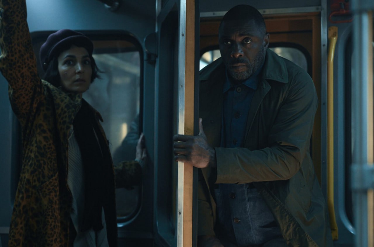 На Apple TV стартовал второй сезон Захваченного рейса с Идрисом Эльбой в главной роли В России его не выпустили По сюжету продолжения переговорщик Сэм Нельсон оказывается в захваченном поезде метро в Берлине Герой должен спасти жизни пассажиров применяя свои навыки Во второй части сериала будет восемь серий пока для просмотра доступен первый эпизод Кинопоиск Новости