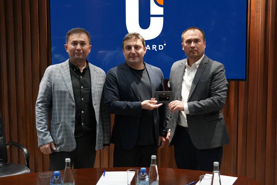 UZCARD и AFIN подписали меморандум о стратегическом партнёрстве в сфере токенизации Платёжная система UZCARD и компания AFIN подписали меморандум о стратегическом партнёрстве для развития технологий маршрутизации и токенизации платёжных инструментов и внедрения элементов открытого банкинга Open Banking в Узбекистане Документ фиксирует готовность сторон совместно выстроить новую технологическую архитектуру которая повысит безопасность совместимость и мобильность будущих финансовых сервисов Речь идёт о запуске нового поколения карт на основе токенизации технологии при которой реальные реквизиты карты заменяются уникальным цифровым идентификатором токеном Токен используется для оплаты а сами данные карты не передаются что значительно снижает риск взлома и утечек при онлайн и офлайн платежах Проект станет одним из первых в регионе с масштабным внедрением токенизации карт в Центральной Азии и откроет путь к формированию полноценной экосистемы цифровых платежей нового поколения Одна из особенностей будущих карт агностичная архитектура при которой один и тот же платёжный инструмент карта стикер браслет или любой форм фактор можно использовать с разными банками мобильными кошельками и финансовыми приложениями без перевыпуска карты и без повторных перепривязок Пользователь сможет сначала выбрать красивый 16 значный номер карты токен потом выбрать и подключить банк Благодаря токенам пользователи получат больше свободы и удобства при максимальной защите данных токен привязывается к конкретному устройству или приложению и не может быть использован злоумышленниками в другом месте Бизнес и банки в свою очередь получают более высокий уровень безопасности стабильности и совместимости платежей на всей инфраструктуре UZCARD Подписание меморандума UZCARD и AFIN это новый шаг в развитии финтех инфраструктуры страны и подтверждение курса Узбекистана на внедрение инноваций и цифровую трансформацию финансового сектора по международным стандартам Комментарии сторон Д Меликидзе Генеральный директор управляющей компании ООО UCMG ЕОПЦ Платежная система UZCARD последовательно инвестирует в безопасность и удобство безналичных платежей Партнерство с AFIN по направлению токенизации позволит ускорить внедрение инноваций и масштабировать лучшие практики по всей сети UZCARD Б Усаров Директор AFIN Для AFIN это стратегический шаг мы объединяем экспертизу и инфраструктуру чтобы дать рынку быстрые безопасные и технологичные решения Вместе с UZCARD мы создадим основу для новых сервисов для банков бизнеса и пользователей Наша компания также готова к сотрудничеству со стартап проектами через открытый API для интеграции в целях создания прорывных инновационных продуктов АО Единый общереспубликанский процессинговый центр ЕОПЦ платежная система UZCARD обеспечивающая процессинг платежных операций на территории Республики Узбекистан AFIN инновационная технологическая компания www afin tech специализирующаяся на разработке современных решений в области финансовых технологий ТГ канал uzbekfintech