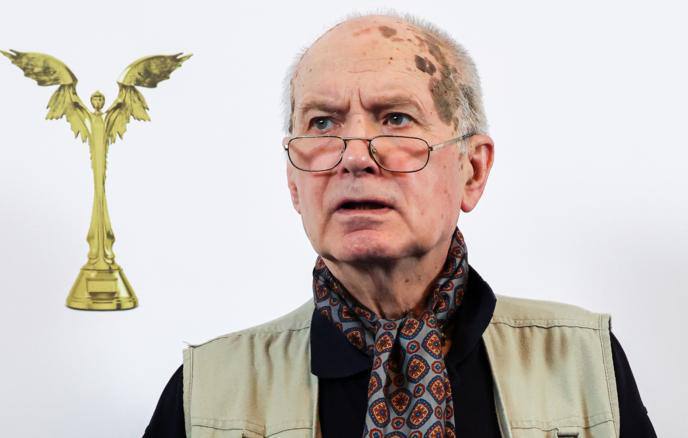 На 83 м году жизни скончался Валерий Фёдорович Плотников фотограф чьи работы стали бесценными документами ушедшей эпохи Известный под творческим псевдонимом Валерий Петербургский он был настоящим мастером портрета Его объективу доверяли свои образы самые яркие личности Владимир Высоцкий Лиля Брик Сергей Параджанов Анастасия Вертинская и многие другие Каждый его кадр это не просто изображение а глубокая почти исповедальная история за что его стиль называли чистосердечной фотографией Валерий Федорович был почетным членом Российской академии художеств Его персональные выставки от ленинградского Дома кино в 1976 году до музеев Москвы Праги и Омска всегда становились событием А трилогия фотоальбомов завершившаяся изданием Высоцкий Таганка это его главный художественный завет Фото Сергей Карпухин ТАСС Подписывайтесь на наш канал в MAX