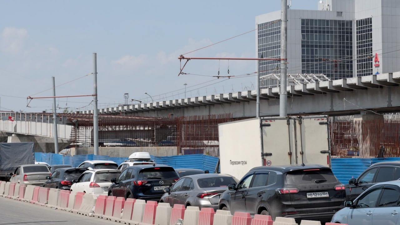 Число рабочих увеличат на стройке четвёртого моста «Сибирская концессионная компания» намерена расширить команду с 360 до 1000 человек. Это станет возможным после получения гранта в 2,8 млрд рублей. Гендиректор Сергей Юдин сообщил, что средства ожидаются на следующей неделе, и тогда к концу июля на объекте будет работать до 1000 человек. Ожидается, что основной этап строительства завершится до конца года. Фото: Виктория Саликова/Горсайт Прислать новость