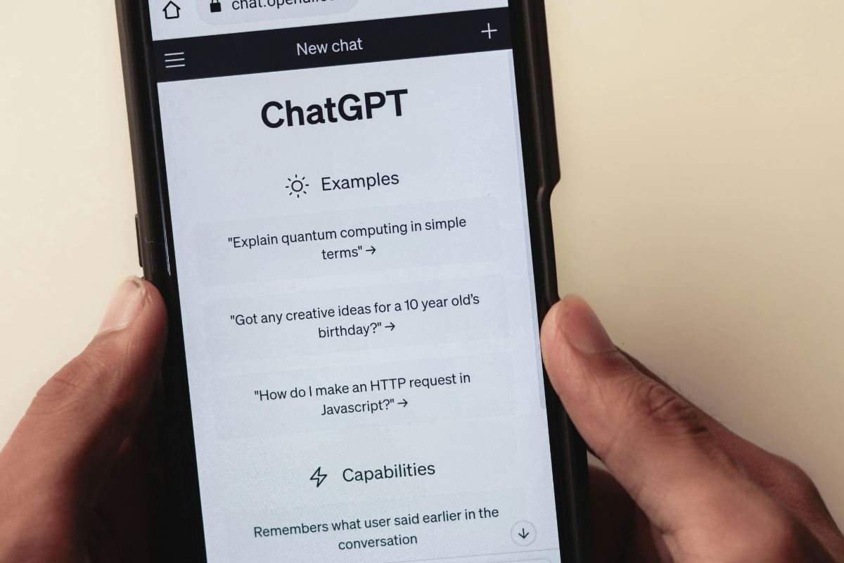 В ChatGPT появится система оформления заказов для покупок внутри сервиса Сейчас ChatGPT показывает пользователям рекомендации и дает возможность перейти на сайт продавца. В будущем у чат-бота появятся функции, которые позволят заказать интересующий пользователя товар напрямую через него. В OpenAI хотят брать комиссию за продажи товаров через свой сервис и тем самым монетизировать бесплатную версию чата. Подробнее