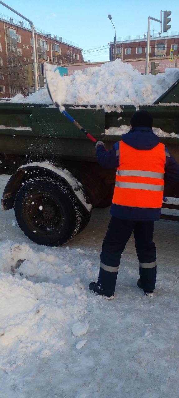 За ночь на подсыпку Улан-Удэ использовали 400 тонн песка  Это примерно 4,5 ж/д вагона, сообщили в Комбинате по благоустройству. Работы по подсыпке дорог в Улан-Удэ идут непрерывно. Сейчас коммунальщики подсыпают ул. Бабушкина, Терешковой, Клыпина, Водопадная, Шульца, 100-ые кварталы, Левый берег и мкрн Загорск.   Активно приводят городские улицы в порядок и уборщики территорий. Они очищают тротуары от снега, а скользкие участки подсыпают песком. Всего на улицах города сегодня трудится 118 уборщиков территорий. Отметим, что ночью тротуары очищали трактора-щетки.   Довольны результатом?  /