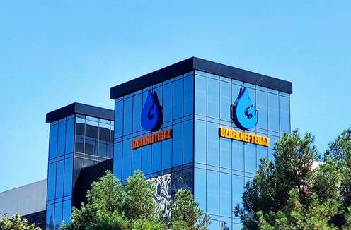 Акционерному обществу Узбекнефтегаз поручено обеспечить добычу природного газа в 2026 году в объеме не менее 25 4 млрд кубометров Такую задачу поставил 12 января президент Узбекистана Шавкат Мирзиёев на презентации планов компании Глава государства обязал Узбекнефтегаз увеличить суточную добычу углеводородов с 66 млн до 70 млн кубометров Для этого необходимо сформировать новые перспективные инвестиционные блоки ускорить геологоразведочные работы и повысить их эффективность на некоторых площадках предоставленных инвесторам Подробнее на нашем сайте Актуальные новости из Центральной Азии fergananews