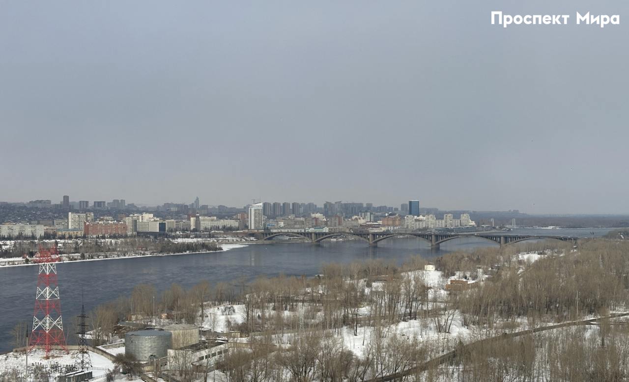 В закон о КРТ в Красноярске внесли поправки. Что изменилось?  Поправки внесли в законопроект «О регулировании отдельных отношений в сфере комплексного развития территорий  КРТ ». Их приняли на сессии заксобрания 20 марта.  Первая поправка такая: если жилье, попавшее под КРТ, у собственника единственное и было таковым не менее года до расселения, то собственнику должны предоставить квартиру площадью не менее 28 квадратных метров. Есть два условия:   рыночная цена дома с участком и постройками, попавшими в зону КРТ, не позволяет приобрести новое жилье;  жилье имеет статус дома блокированной застройки, ИЖС или садового дома.  Вторая поправка вводит понятие «равнозначности» жилья: квартиры должны предоставляться равными по площади изымаемого жилья. Поправка будет распространяться на многоквартирные дома.