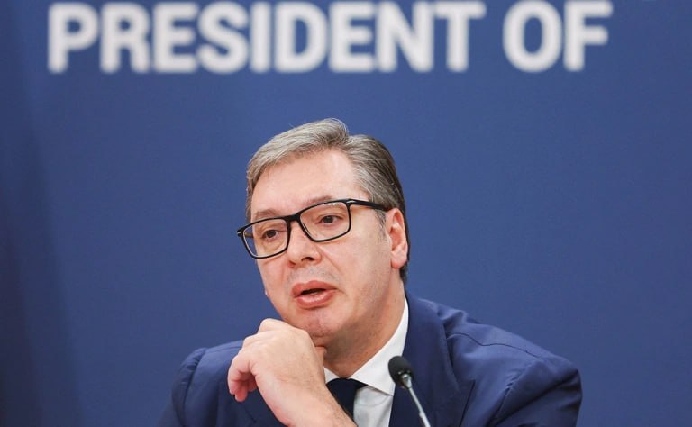 Президент Сербии Александр Вучич заявил что не гарантирует дальнейший отказ Белграда от санкций против Москвы его слова передает портал Kurir При этом сам он лично все еще выступает против мер в отношении России Вучич напомнил что решением совета нацбезопасности Сербии еще в 2022 м было решено отказаться от рестрикций в отношении Москвы При этом сербский лидер считает что в правительстве есть люди которые могут изменить это решение соответствующие полномочия у кабмина есть Говоря о себе лично он подчеркнул что надеется на скорое завершение вооруженного конфликта и не готов менять позицию по антироссийским санкциям Я слишком стар чтобы так легко менять свое мнение сказал Вучич Фото Zorana Jevtic Reuters Следить за новостями РБК в Telegram