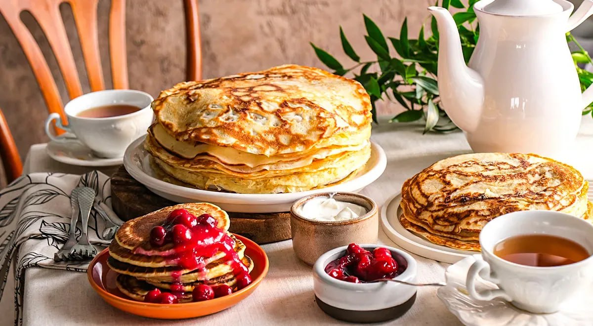 Россияне ежегодно съедают около 500 млн блинов во время Масленицы используя для их приготовления 8 3 тыс тонн муки 27 8 тыс тонн молока и 1 7 тыс тонн растительного масла рассказали в Россельхозбанке Там отметили что порядка 71 россиян отмечают Масленицу дома и предпочитают печь блины самостоятельно Еще 20 воспринимают праздник как повод отправиться в гости к родным и друзьям на блины Готовые блины покупают 5 а посещают кафе и рестораны лишь 4 Почти половина россиян съедают до пяти блинов за раз а 22 в праздничные дни вовсе не ведут счет блинам При этом 20 ограничиваются одним двумя блинами в честь праздника а 13 россиян могут съесть от 5 до 10 блинов за один раз По данным банка для 38 россиян главной ценностью становится прощание с зимой и ожидание весны Для 28 праздник прежде всего повод собраться с близкими за одним столом Атмосфера народных гуляний важна для 20 а гастрономический интерес и новые вкусы для 14 Также эксперты добавили что почти каждый второй россиянин положительно относится к масленичным гуляниям в старорусском стиле 42 с удовольствием приняли бы участие в таких форматах еще 42 готовы рассмотреть их при интересной программе и лишь 16 отметили что подобный досуг им не близок