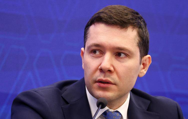 Министр промышленности и торговли России Алиханов подчеркнул что среди российских товаров которые востребованы за пределами страны можно выделить металлы химические вещества удобрения различные виды оборудования и технологий древесные материалы а также продукцию сельского хозяйства