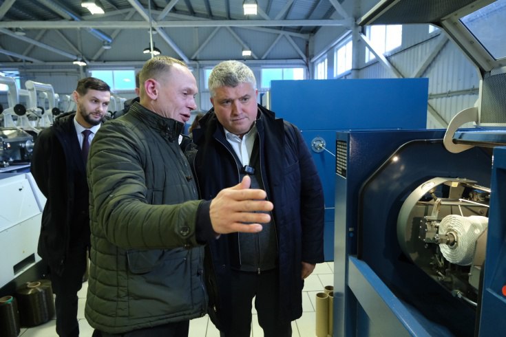 Валдайское предприятие по производству канатов внедрило новые технологии для решения задач по импортозамещению Губернатор Новгородской области Александр Дронов посетил ООО Петроканат Валдай Это уникальное для страны предприятие где запустили полный цикл производства веревок и канатов Генеральный директор Дмитрий Антонов рассказал главе региона что компания активно развивается занимается импортозамещением Недавно здесь открыли новое производство защитной кабельной оплетки которая используется в радиоэлектронной промышленности В том числе предприятие работает с одним из наиболее сложных текстильных материалов арамидной кевларовой нитью Продукция применяется в морской медицинской бытовой сферах поставляется для нужд пожарных и МЧС Распространяется по всей территории страны Товары представлены на различных маркетплейсах Предприятие работает с 2021 года производительность растет с каждым годом Сейчас здесь трудятся около 30 человек В этом году произвели товаров на общую сумму более 60 млн рублей