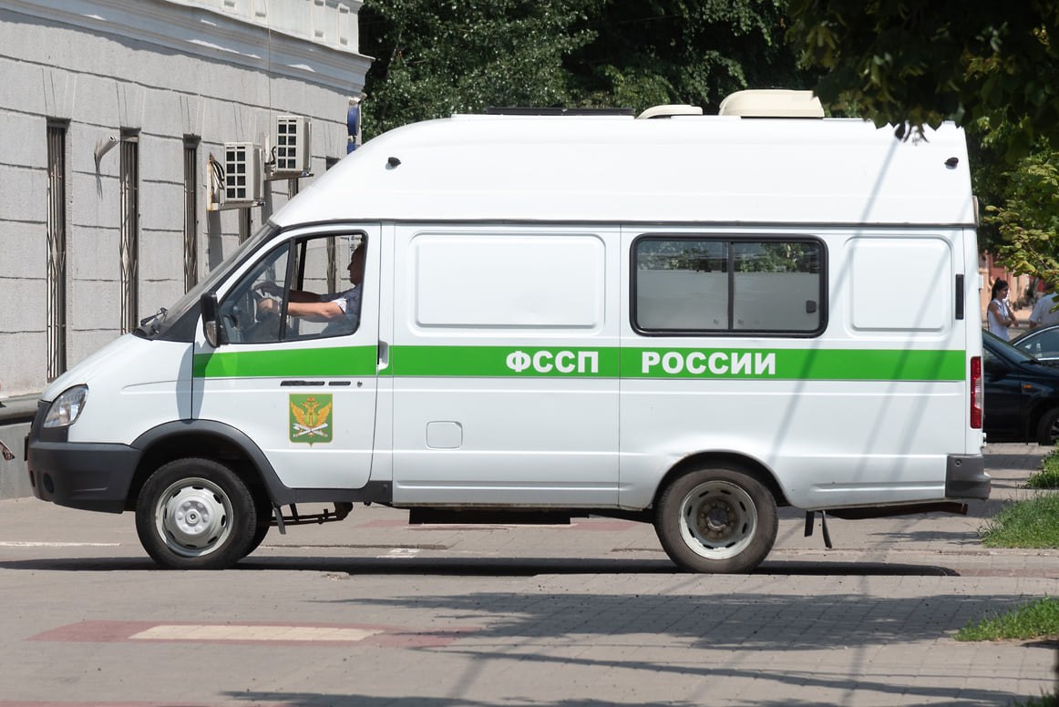 Суд взыскал почти полмиллиона в пользу петербургского слесаря за ожоги на работе Судебные приставы взыскали 400 тыс. руб. в пользу 59-летнего петербуржца. Это компенсация морального вреда за ожоги и ингаляционную травму, полученные на производстве. Мужчина работал слесарем. Несчастный случай произошел в первые дни его работы из-за возгорания. Урегулировать спор с работодателем не удалось, и он обратился в суд. В суде выяснилось, что обучение по охране труда с ним не проводилось. Суд вынес решение о взыскании 400 тыс. руб. После выплаты исполнительное производство прекращено. Фото: Олег Харсеев, Коммерсантъ