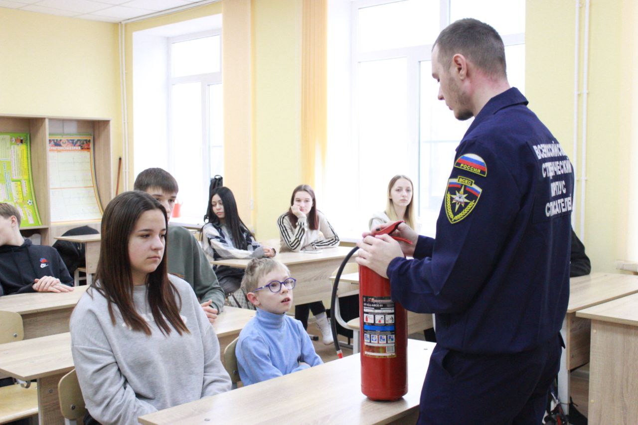 Добровольцы Мариупольского ССО ВСКС ПГТУ провели тренинги по пожарной безопасности и оказанию первой помощи в двух школах в «Володарская школа №1 имени Героя Советского Союза А. Д. Якименко Володарского муниципального округа»  и «Володарской школе №2 Володарского муниципального округа».   Школьные спасательные отряды узнали больше о том:  - Что делать при обнаружении пожара и какие действия следует предпринять    - Какие существуют виды пожаров и чем они опасны    - Какие бывают огнетушители и как правильно ими пользоваться    - Как вызывать экстренные службы и что нужно говорить диспетчеру   Во время практической отработки разбирали поэтапный механизм реагирования в ситуации, когда кому-то стало плохо. Юные спасатели активно включились в работу и интересовались личным опытом добровольцев, о котором они с радостью рассказали.  Тренинг прошёл в рамках программы "Донбасс   180".