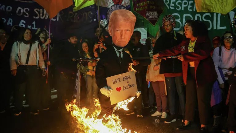В Бразилии сожгли чучело Дональда Трампа Это произошло на демонстрации в Сан-Пауло на фоне обострения разногласий между Бразилиа и Вашингтоном по вопросу о пошлинах. По сообщению газеты Metropoles, активисты также сожгли флаг США. На мероприятии критиковали пошлины на продукты бразильского экспорта, объявленные американским лидером в ответ на судебный процесс в отношении экс-президента Жаира Болсонару, обвиняемого Верховным федеральным судом в попытке совершения госпереворота. Подпишись на «Говорит Москва»