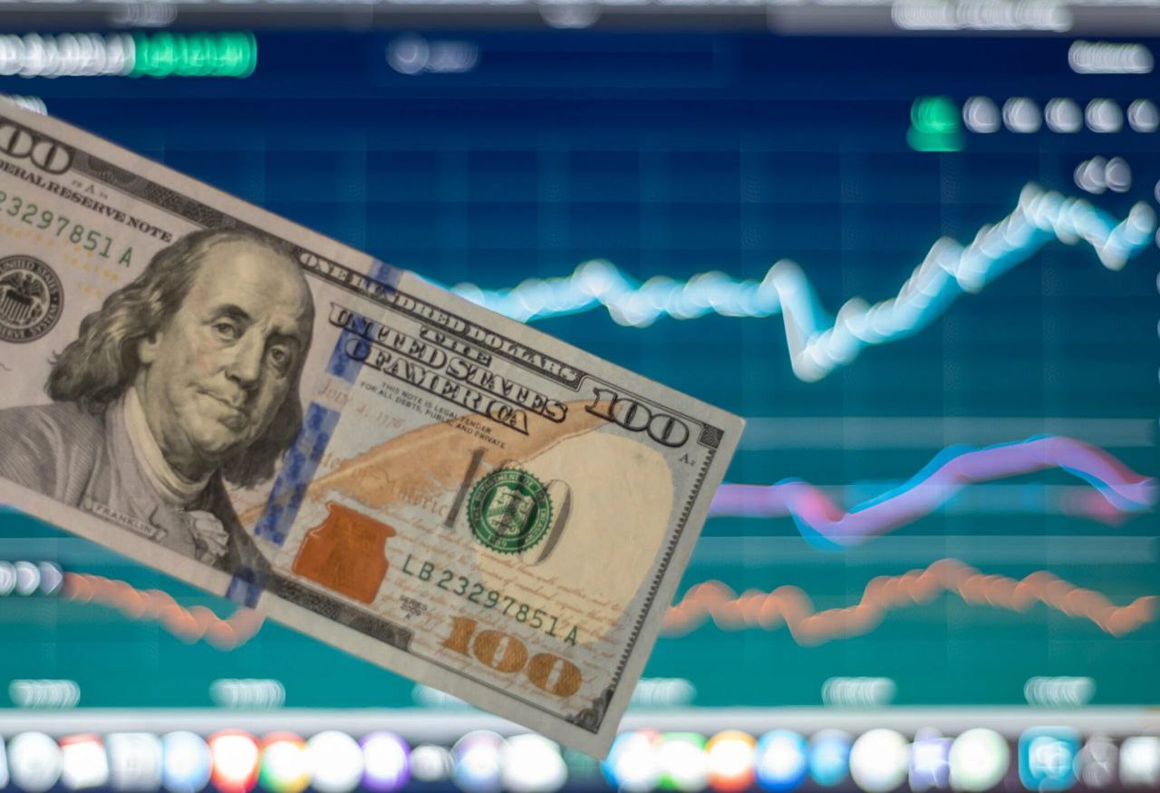 Доллар упал до 74 рублей на внебиржевом рынке впервые с марта 2023 года