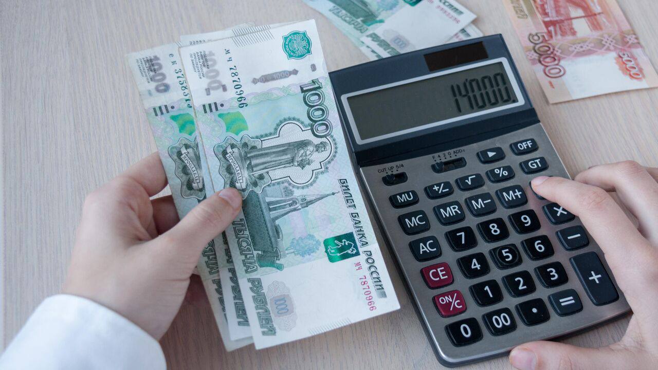 Если не понравился подарок россияне могут вернуть деньги за неиспользованный подарочный сертификат При этом неважно подарили его или купили самостоятельно Для возврата нужно направить продавцу письменное требование с номером банковского счёта и приложить сам сертификат бумажный или электронный Если карта была использована частично вернуть можно остаток суммы Деньги обязаны вернуть в течение 3 лет с момента покупки сертификата  В случае отказа покупатель вправе обратиться в Роспотребнадзор или сразу в суд Фото iStock com