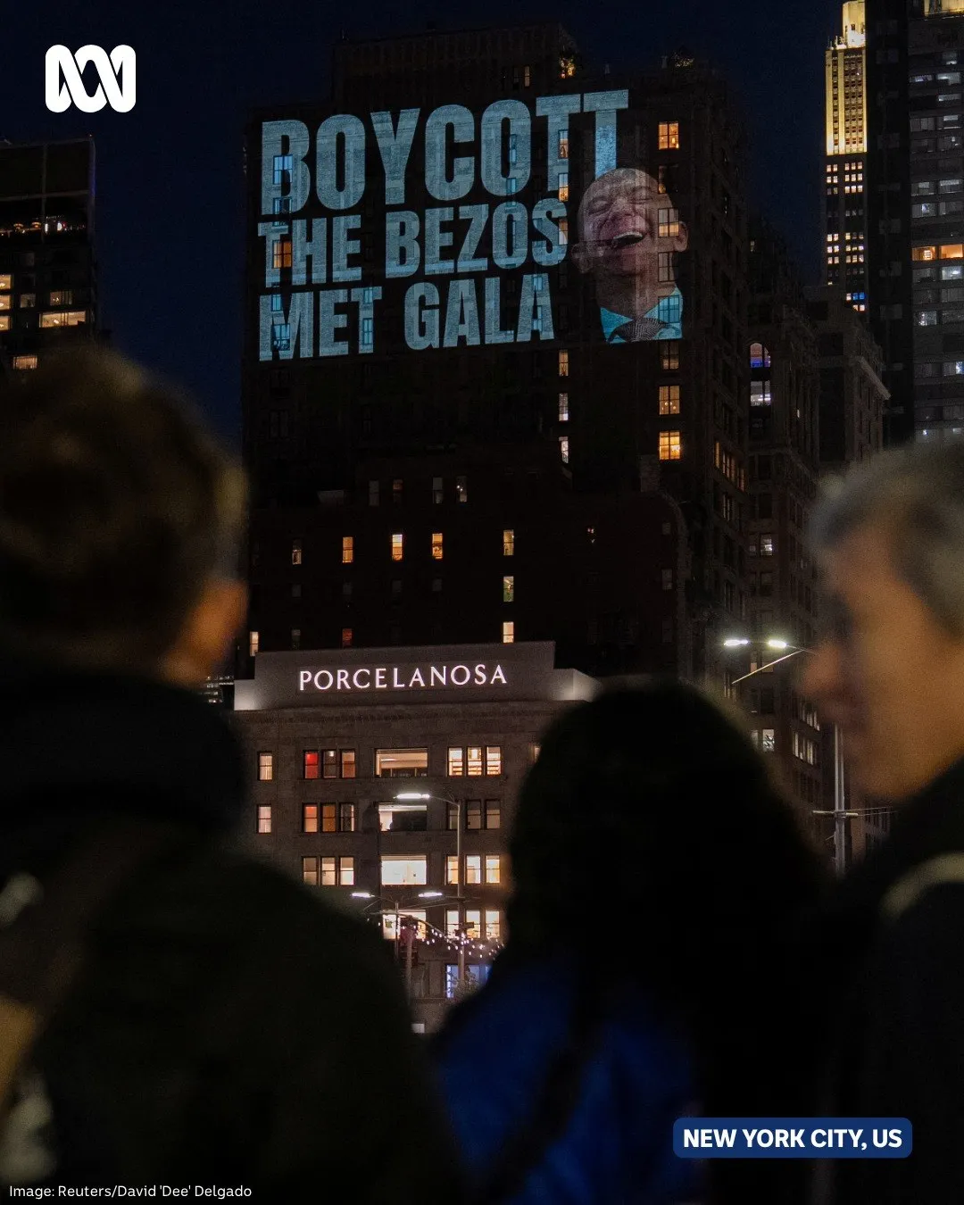 В ночь перед Met Gala в Нью Йорке появились протестные проекции против участия Джеффа Безоса и Лорен Санчес Безос в этом году Активисты вывели сообщения на фасады городских зданий включая дом у Madison Square Park где у Безоса находится пентхаус В них говорилось об имущественном неравенстве климатической ответственности и правах работников Amazon Поводом для критики стало то что Безос и Санчес Безос в 2026 году выступают главными спонсорами Met Gala и почетными председателями вечера По словам активистов это превратило бал в символ новой логики культурного престижа доступ к главному модному событию года все очевиднее связывается с масштабом капитала а не только с вкладом в моду искусство или музейную культуру На этом фоне особенно заметным стало отсутствие мэра Нью Йорка Зохрана Мамдани Он отказался от приглашения нарушив многолетнюю традицию участия городских мэров в Met Gala и объяснил это желанием сосредоточиться на теме доступности жизни в Нью Йорке Журнал Москвичка теперь и в Maх Подписывайтесь