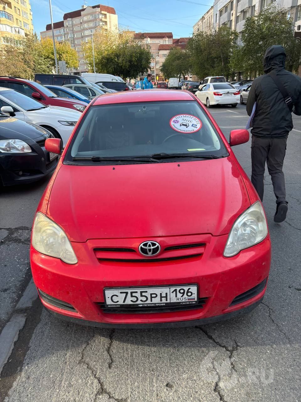 В Екатеринбурге активизировались борцы с автохамами. Они расклеивают обидные стикеры на неправильно припаркованные автомобили   Суд по фото, которые прислали в редакцию активисты, больше всего досталось машинам, оставленным на улицах Маршала Жукова, Антона Валека, Сакко и Ванцетти и Радищева.  В прошлый раз такая «акция» прошла 17 сентября в районе «Высоцкого». И, похоже, она повторится снова.  «Нам просто надоело смотреть, как хамы, купившие права, парализуют движение в городе, не дают людям нормально ездить и ходить, избегают обязанности платить за парковку, занимая на весь день места, где могли бы припарковаться до 10 машин ответственных автовладельцев», — объяснили свою позицию активисты