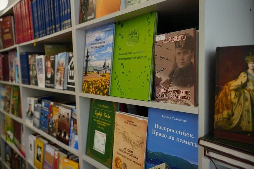 Обновленная библиотека филиал 1 имени Петра Андреевича Павленко открыла свои двери Модернизированное по модельному стандарту помещение станет не только местом где хранятся знания но и точкой притяжения для тех кому важны интеллектуальный досуг живое общение и самообразование В торжественной церемонии открытия приняла участие министр культуры Кубани заслуженный работник культуры Российской Федерации и Краснодарского края Виктория Юрьевна Лапина Новый центр образовательной и культурной жизни появился в Новороссийске за счет реализации национального проекта Семья Теперь это многофункциональное пространство которое может трансформироваться за счет мобильных элементов Здесь расположены конференц зона коворкинг читальный зал зона виртуальной реальности детская комната специализированная зона с профильным оборудованием для посетителей с ограниченными возможностями здоровья Благодаря участию в нацпроекте библиотека оснащена новым современным оборудованием мультимедийными экранами телевизорами интерактивными киосками с тактильно сенсорными датчиками и шлемами виртуальной реальности Книжный фонд увеличился на 2760 экземпляров включая художественную и научно популярную литературу современных писателей Новости Афиша Реклама Предложить Новость