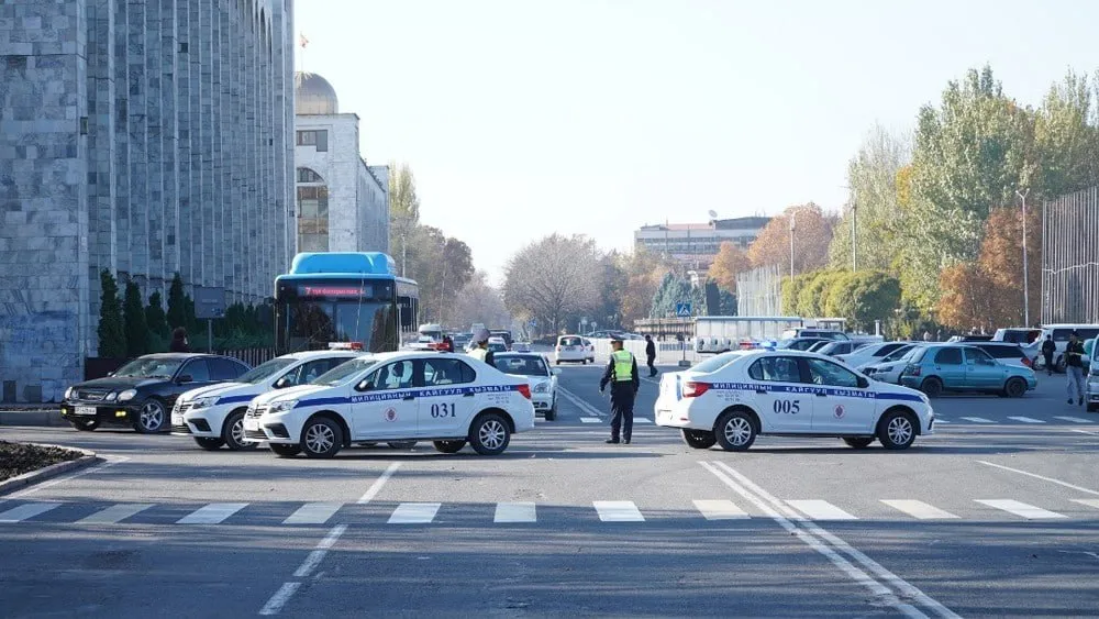 Из за визита делегации Того в Бишкеке перекроют дороги Где ждать ограничения В Бишкеке и Чуйской области 28 30 апреля введут временные ограничения движения автотранспорта Ограничения связаны с рабочим визитом председателя Совета министров Тоголезской Республики Фор Эссозимна Гнассингбе По данным ГУОБДД движение будет временно перекрываться во время проезда официальной делегации Ограничения коснутся следующих маршрутов от международного аэропорта Манас на улице Фучика до проспекта Чуй проспекта Чуй улицы Жусупа Абдрахманова проспекта Манаса 24KG Новости Кыргызстана