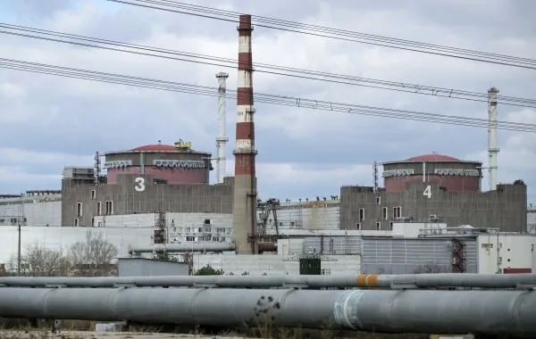 На Запорожской АЭС заявили об отключении внешнего электроснабжения Питание атомной электростанции осуществляется от резервных дизель генераторов В результате действия автоматической защиты произошло отключение высоковольтной линии Ферросплавная 1 уточняется в Telegram канале ЗАЭС Там добавили что технологические системы станции находятся в безопасном состоянии радиационный фон в норме Персонал непрерывно контролирует параметры работы оборудования Нарушений пределов и условий безопасности не зафиксировано пояснили сотрудники Губернатор Запорожской области Евгений Балицкий сообщил что ВСУ атаковали объект энергетической инфраструктуры в южной части региона Он отметил что энергетики и оперативные службы прикладывают все усилия для стабилизации обстановки Подписаться на Говорит Москва Telegram VK MAX