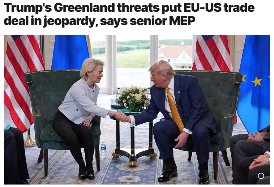 Депутаты Европарламента предлагают заморозить торговое соглашение между Евросоюзом и США из за угроз американского президента Дональда Трампа в отношении Гренландии Об этом сообщил портал Euronews Датский член Европарламента Пер Клаузен призывает отложить завершение торговой сделки до тех пор пока Трамп не прекратит агрессию в сторону острова Евродепутат собирает подписи коллег в поддержку своего призыва По данным портала документ уже подписали десятки членов парламента Было бы просто гротескно если бы ЕС решил вознаградить угрозы Трампа и его неуважение к международному праву сказал Клаузен Члены парламента должны голосовать за введение законопроекта в феврале Сделка была заключена Дональдом Трампом и главой Еврокомиссии Урсулой фон дер Ляйен в конце июля 2025 года В случае реализации соглашения европейские поставки в США будут облагаться 15 й пошлиной