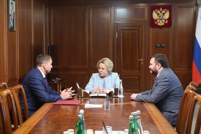 Губернатор Запорожской области Евгений Балицкий и сенатор РФ от региона Дмитрий Ворона провели рабочую встречу с Председателем Совета Федерации Валентиной Матвиенко. Обсуждались ключевые аспекты реализации социальной политики региона, включая инициативы по защите материнства и детства, а также обеспечение социальных гарантий граждан. Евгений Балицкий лично поблагодарил Валентину Матвиенко за содействие в разработке регионального закона о пенсиях для работников вредных производств. Поддержку в этом и других вопросах оказывает Министерство труда и социальной защиты РФ под руководством Антона Котякова. Успехи в корректировке законодательной базы региона стали возможны благодаря активному участию Совета Федерации. Валентина Матвиенко отметила, что исторические регионы, такие как Запорожская область, имеют множество особенностей, требующих индивидуального подхода и адаптации. Совет Федерации оперативно реагирует на запросы региона и оказывает помощь в решении возникающих вопросов. Губернатор выразил благодарность за предметный диалог и поддержку со стороны Совета Федерации. РИА Мелитополь