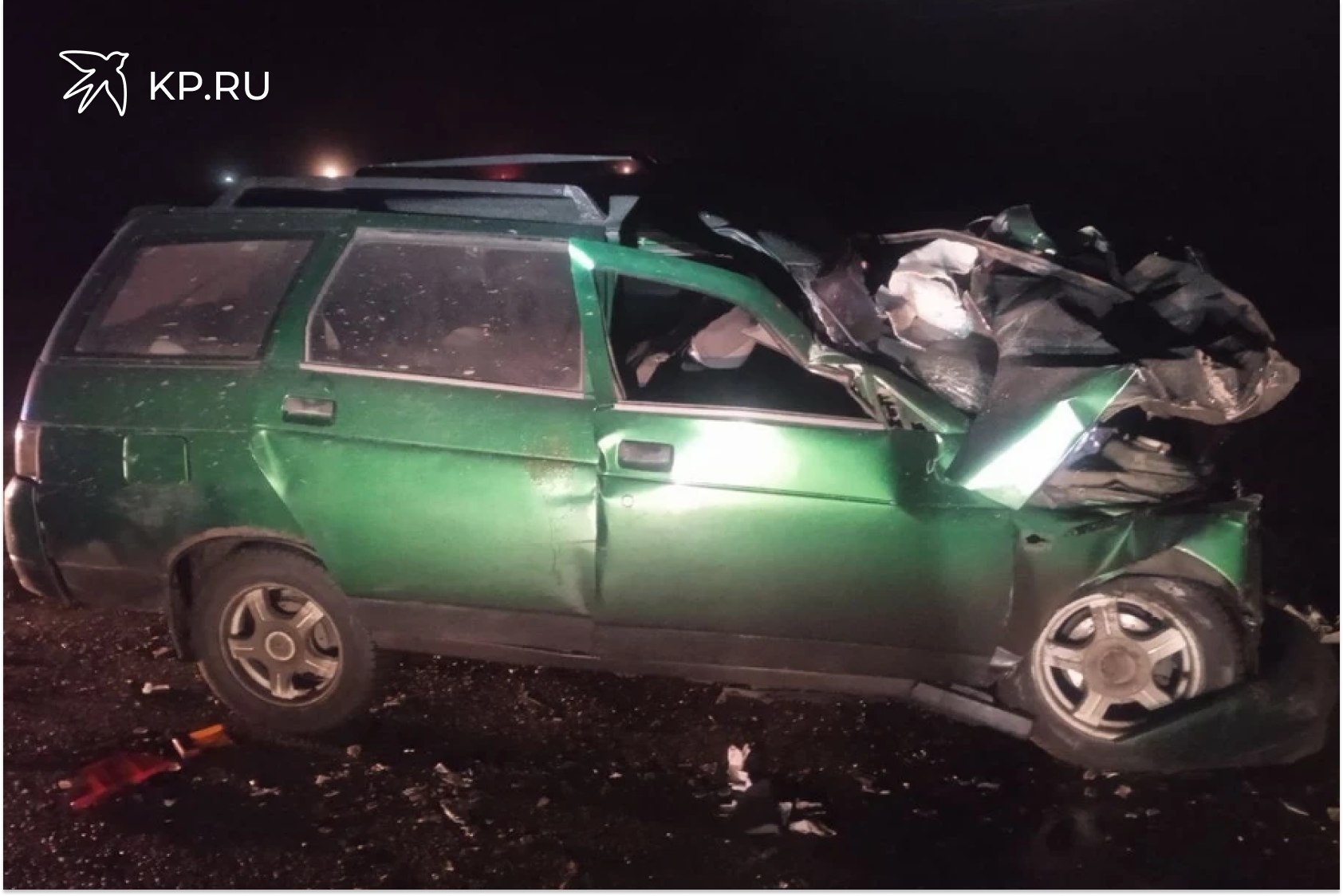 На трассе под Воронежем ВАЗ 2111 врезался в грузовик Смертельное ДТП произошло днем 8 декабря в Борисоглебском районе Воронежской области автоинспекторы разбираются в обстоятельствах аварии Около 16 38 на 455 м километре автодороги Курск Саратов по предварительным данным дорожной полиции 35 летний водитель автомобиля ВАЗ 2111 нарушил правила расположения транспортного средства на проезжей части выбрал небезопасную дистанцию до впереди движущегося транспортного средства и врезался в грузовик Ивеко Водителя легковушки доставили в больницу но он скончался от полученных травм В Воронежской области за 8 декабря сотрудники ГАИ зарегистрировали 109 ДТП в них пострадали пять человек и двое погибли