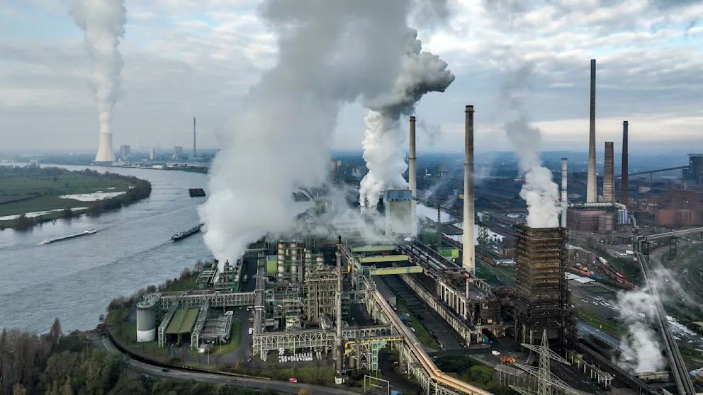 Кризисы последних лет обошлись Германии почти в триллион евро Пандемия коронавируса война России против Украины и торговый конфликт с США стоили немецкой экономике почти триллион евро С 2020 года Германия недополучила около 940 млрд евро валового внутреннего продукта это деньги которые так и не были заработаны В пересчете на каждого занятого в экономике речь идет о потере более чем 20 тысяч евро подсчитали в Институте немецкой экономики в Кёльне Особенно болезненным оказался 2025 год на него приходится около четверти всех потерь Экономисты связывают это в том числе с торговым конфликтом с администрацией президента США Дональда Трампа Текущее десятилетие пока характеризуется исключительными шоками и огромной нагрузкой на экономику которая уже превышает уровень предыдущих кризисов сказал BILD исследователь института Михаэль Грёмлинг Для сравнения стагнация начала 2000 х стоила экономике около 360 млрд евро а финансовый кризис 2008 2009 годов 525 млрд после чего последовало восстановление Сейчас же экономика Германии стоит на месте После выхода из пандемийного спада экономическая активность уже три года не превышает уровень 2019 года В 2025 году рост составил лишь около 0 2 BILD Russian