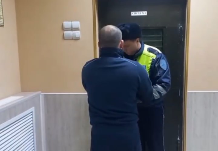  За стрельбу на пляже по иномарке житель Кубани ответит в суде 34-летний водитель BMW пытался скрыться, но полиция устроила погоню В Краснодарском крае будут судить 34-летнего жителя Курганинского района за стрельбу по машине. Мужчина ехал на BMW по городскому пляжу, в какой-то момент автомобилиста возмутило, что водитель другой иномарки его подрезал. Кубанец начал стрелять по машине оппонента из пистолета «ОСА». Он сделал три выстрела и попытался скрыться. Полиция устроила погоню и вскоре настигла нарушителя закона. Мужчина начал сопротивляться стражам порядка, за что получил административку. Теперь его ожидает суд. Кубанец обвиняется по статье «Хулиганство» и может сесть за решетку на 7 лет. Об этом сообщили в ГУ МВД по Краснодарскому краю. Подписаться Буст