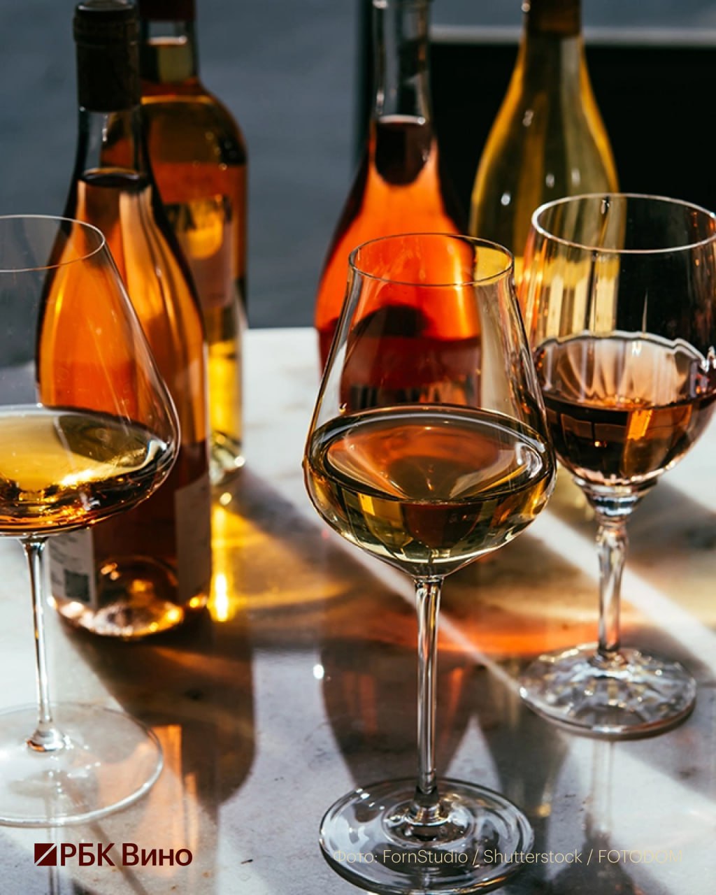 Лучшие вина года личный выбор сомелье и экспертов За год сомелье пробуют сотни вин но в памяти остаются единицы РБК Вино попросил рассказать о том какие вина в 2025 году оставили неизгладимое впечатление   Красностоп Золотовский Гранд Резерв 2020 от Константина Дзитоева отметила для себя Кристина Монкус винный маркетолог автор телеграм канала Я есть Монкус Богатое шелковистое без намека на грубый танин с нотками черноплодки варенья из черной смородины дымными тонами и нюансами лакричных конфет  Пино нуар от Bressan стал главным открытием года для Дениса Юрченко сомелье виноторговой компании Fort По его словам оно идеально сочетается с самыми разнообразными вариантами пасты особенно с пастой с черным перцем  Сира 2022 от Mantra Estate впечатлила Романа Сосновского пятого сомелье Европы 2021 года и члена Международной ассоциации ASI Вино удивило его своей тонкостью легкостью и почти невесомым алкоголем всего 11 Вместо ожидаемой экспрессии и плотности оно оказалось мягким и воздушным даже легче пино нуара Что касается лучших вин по версии Артура Саркисяна вы знаете где их искать в новом совместном с РБК Гиде по российским винам А об остальных выборах сомелье и винных экспертов читайте в полной версии материала на сайте РБК Вино Купить гид можно тут времявина Подписаться Время вина