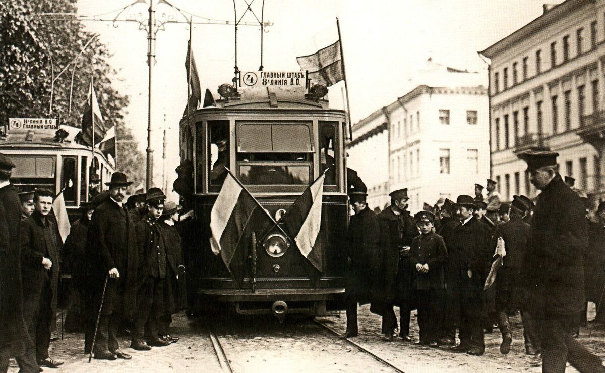 В этот день в 1907 году из ворот Василеостровского трамвайного парка и ныне работающего на Среднем в рейс с пассажирами отправился первый в Петербурге электрический трамвай На фото торжественное мероприятие по этому поводу у Адмиралтейства Ну а мы ждём активизации работ по созданию крупнейшего в мире музея электротранспорта на базе нашего трамвайного парка Я Васильевский