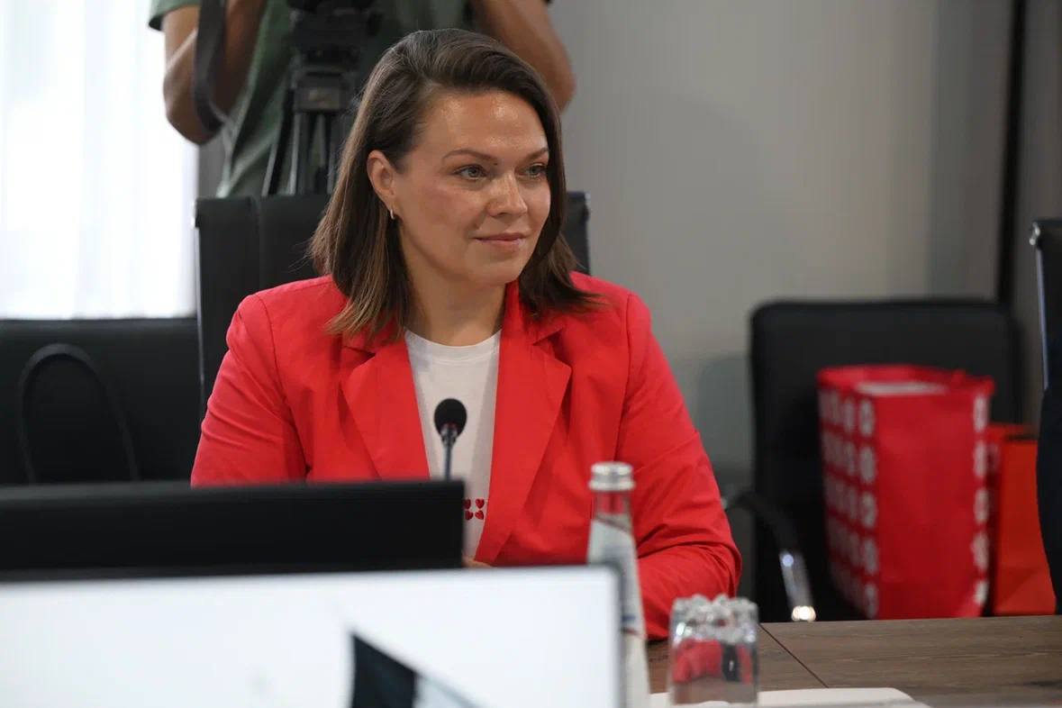 Министр экономики Удмуртской Республики Анна Слугина выступила на двадцать пятой сессии Государственного Совета с докладом о новом региональном законопроекте О развитии креативных творческих индустрий в Удмуртской Республике Законопроект призван увеличить долю креативных индустрий в экономике Удмуртии до 6 к 2030 году Экономическая эффективность сектора уже очевидна за последние три года налоговые поступления в IT выросли на 120 в архитектуре на 165 в гастрономии на 124 в отдыхе и развлечениях на 142 в рекламе и PR на 128 Эти цифры показывают что креатив это не только искусство но и стабильные рабочие места налоговые поступления и устойчивое развитие экономики Подробнее Фото Минэк УР