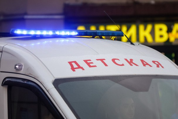 Школьника с химическими ожогами доставили на вертолете из Луги в Петербург По предварительным данным 47news, в десятом часу вечера 22 июня в лужскую больницу доставили 13-летнего мальчика в тяжелом состоянии. Родные нашли ребенка в сарае. У него диагностировали химические ожоги лица, груди, живота, руки и других частей тела на общей площади 20%, второй и третьей степеней. В комздраве Ленобласти 47news сообщили, что вертолетом санавиации пострадавшего доставили из Луги в детскую больницу в Петербурге. Belkin Alexey/news.ru/Global Look Press