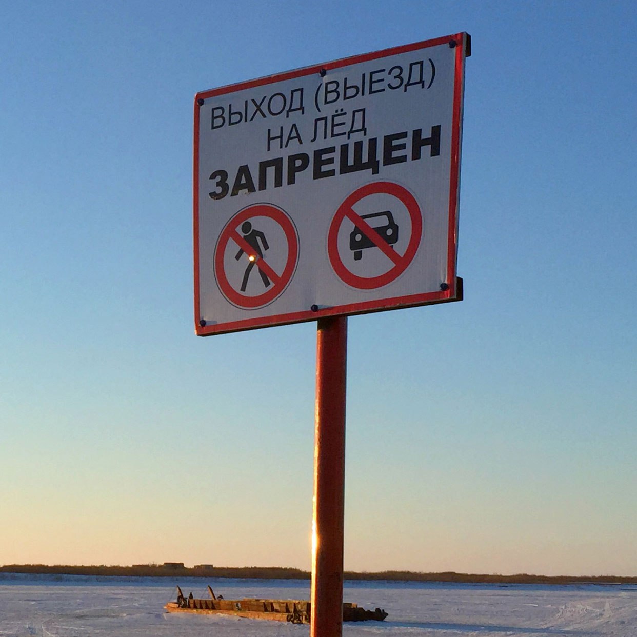 На Байкале погиб водитель провалившейся под лед машины Легковой автомобиль ушел под воду в Кабанском районе Бурятии вблизи населенного пункта Шигаево В момент происшествия в машине находились два человека пассажир смог выбраться из салона автомобиля Накануне сильный ветер способствовал разлому льда на Байкале За ночь трещины засыпало снегом Вероятно автомобиль попал в один из разломов и быстро ушел на дно Глубина в месте провала составляет шесть метров сообщил главный государственный инспектор по маломерным судам ГУ МЧС России по Бурятии Николай Зайцев Как отмечает иркутский гидрометеоцентр стабильный ледовый покров на озере Байкал сформировался только севернее поселка Сарма В остальной акватории наблюдается тонкий лед Подписаться на канал